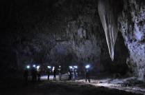 Caminhando com o grupo na parte inferior da caverna em Carlsbad Caverns National Park, no sul do Novo México, nos Estados Unidos